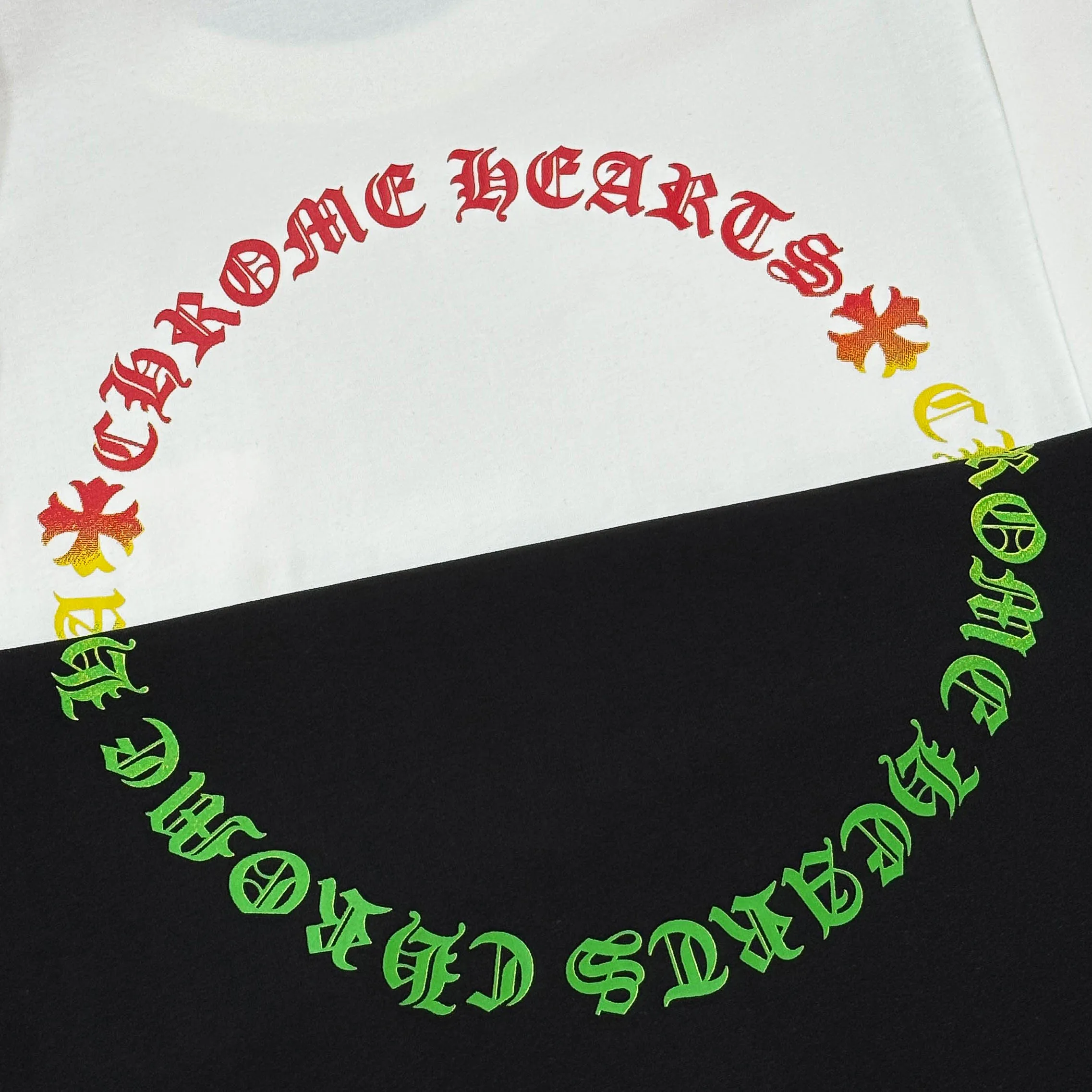 P170 Chrome Hearts Chrome Hearts 25 high version. The fabric is made of 300g high-density pure cotton. It does not deform or shrink. It has three labels. It is the same style for men and women. Technology: Gradient digital printing. Color: White. Black. SIZE: S-XL.